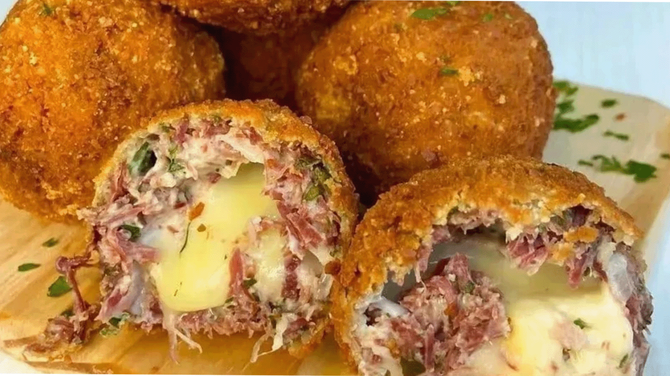 Bolinha de carne seca com queijo coalho