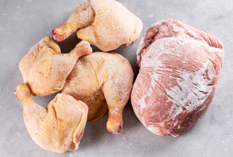 carne descongelando em temperatura ambiente
